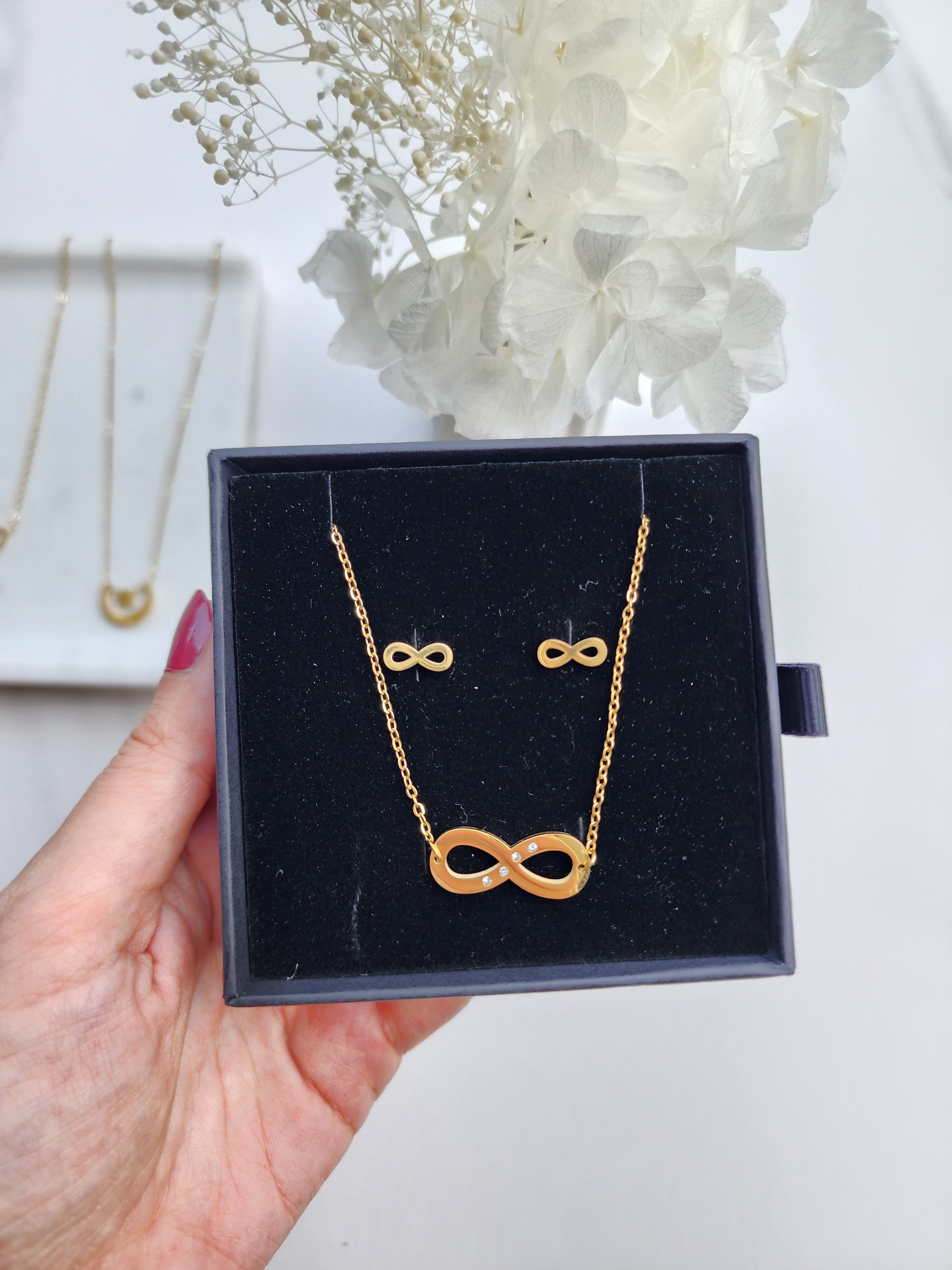 Set Infinity charm chain necklace and stud earrings